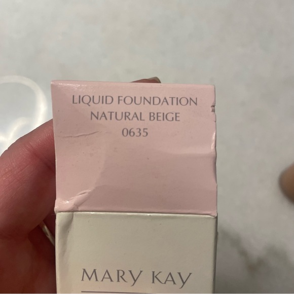 Mary Kay Natural Beige Day Radiance Liquid Foundation - Picture 2 of 5